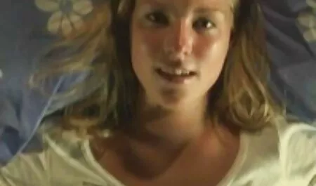Tiges Blondes dans porno avec collant deux trous juteux.