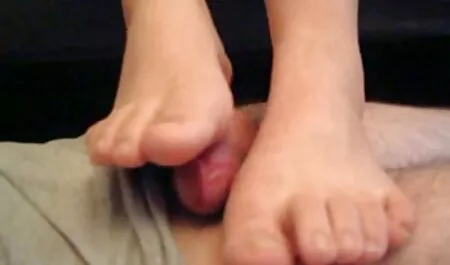 Jolie jeune pornhub femme nue blonde, prête à sucer un Club noir, Lécher de gros couilles et sauter sur un énorme coffre avec son Mandush rose