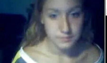 La jeune Megan s'assit femme violée porno devant un homme mûr à la table et étendit ses jambes.