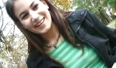 L'homme tire la caméra tandis que la femme suce xxx 2 fille la bite du voisin