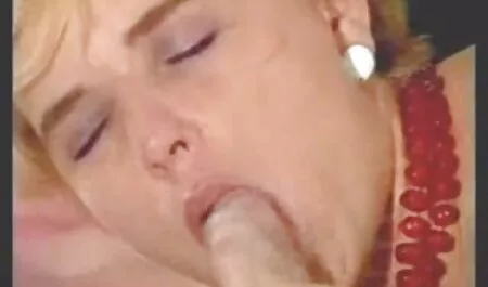 Deux mecs masqués ont rempli leur bouche avec des filles italiennes fille sexy porno lubriques avec du sperme