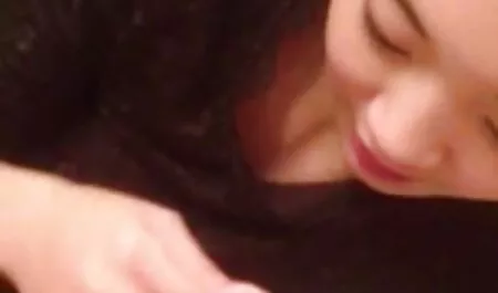 Une artiste femme pipi porno lubrique baise son mannequin brune séduisante.