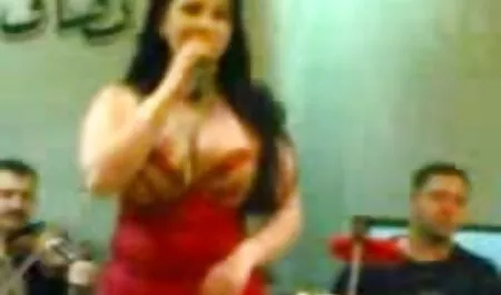 Deux mecs baisent des femme mouille porno chiennes adolescentes avec leurs grosses bites.