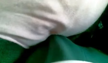 Juive Sarah aime lécher la porno jeune vierge chatte