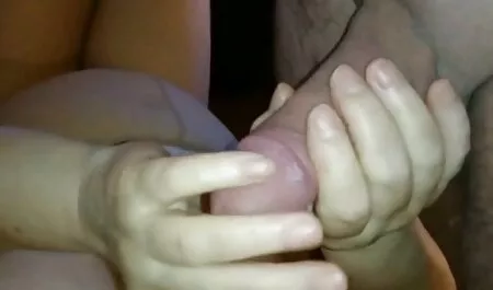 Des amis ivres du frère ont fait irruption dans la chambre de la jeune fille et ont presque décidé de baiser la petite soeur d'un ami. Tous ensemble et tourner homme et femme porno otzharili Filles.