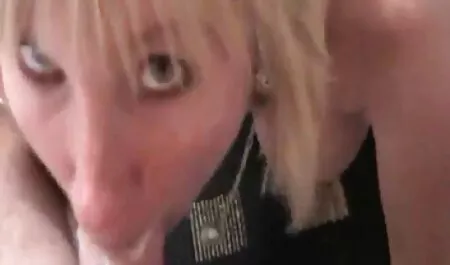 Mec chauve enfonce son goujon fille sexy xxx dans les trous Blondie