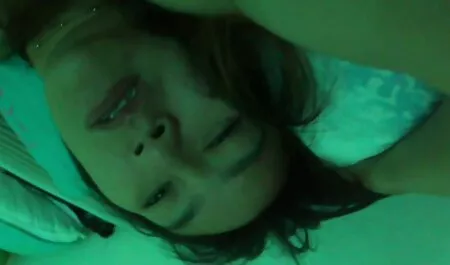 Dans un bain avec une femme maigre porno boue allemande, il verse du sperme dans sa bouche