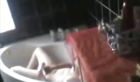La belle fille porno fille solo russe a décidé de donner un homme à un homme, elle était très inquiète que quelque chose ne va pas, mais le gars l'a calmée et a tout fait très soigneusement