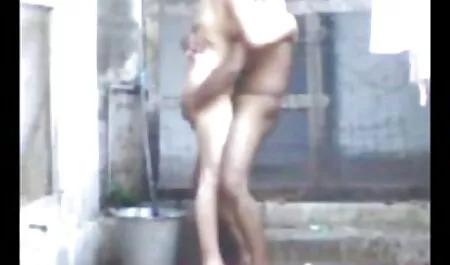 Jeune porno très belle femme fille dans un filet vert fait une grande pipe
