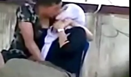 Chienne gémit porno femme à poil de douleur et de sensations agréables de sexe anal