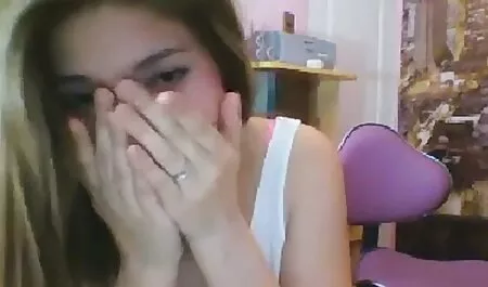 Passionné brunette sexy avec la site porno femme chatte rose se fait baiser dans l'anal