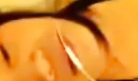 Morena maman et fille xxx est venu au Casting et a eu un orgasme anal.