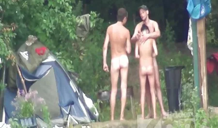 Deux filles minces percées sur un gros clitoris porno fille de 18 ans baise avec un mec