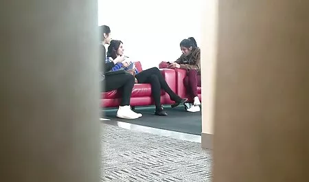 Le Type caresse les petits Mamelons de porno entre filles sa petite Amie.