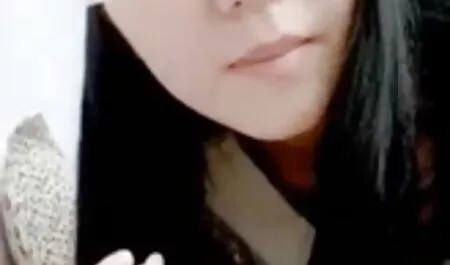 Passionné lesbiennes lécher l'anus serré dans le bureau sur la table porno femme vs chien