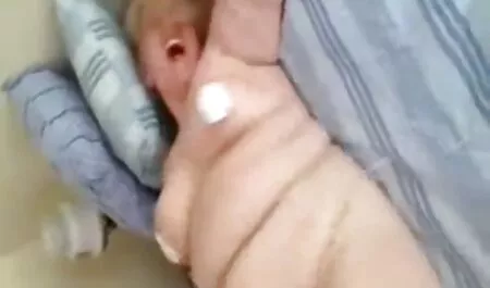 Jolie blonde suce une porno fille timide grosse bite et baise dans le cul