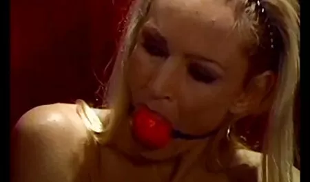 Magnifique salope blonde montre son corps parfait. porno des grosses femmes noires