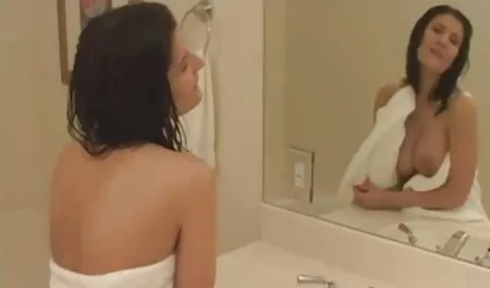 Ami lèche brunette chatte par bas xxxx vierge et obtient baisée dans anal