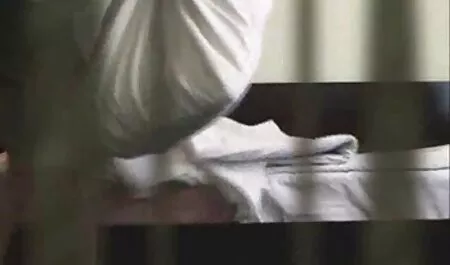Les jeunes lesbiennes douces caressant avant porno jeune fille vierge le lit et de sperme
