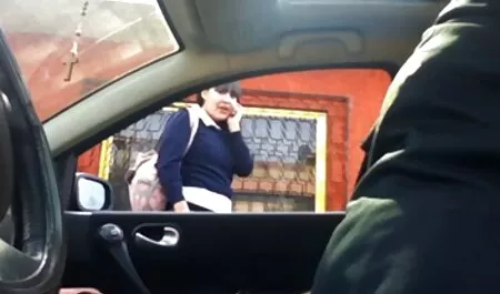 Belle fille aux cheveux bruns suce la Petite porno femme et fille bite de son mari