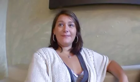 Redhead Ksyusha saute parfaitement sur une Bite porno poilu black