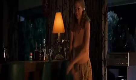 Blonde Sexy lécher la chatte porno maman francais avant de presser.