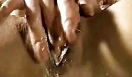Salope mignonne dans un corset rose porno femmes francaises aime baiser