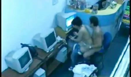 Busty salope se fait baiser dans le bureau avec son patron porno femme maman