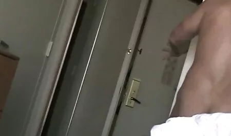 Homme noir avec une grosse bite baise la bouche de la blonde plantureuse Kagney porno la plus belle fille Lynn Carter