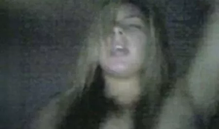 Milf chaude se masturbait dans un bel isolement sur le canapé alors que son porno femme vieux trou du cul musclé s'approchait d'elle, prête à réaliser ses fantasmes les plus violents, du Cunnilingus à L'Anal dur.