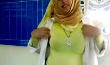 Homme noir porno il viole sa fille avec une énorme bite épaisse baise blondie dans la belle lingerie
