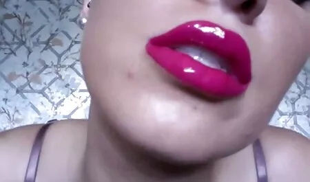 Maman femme sexy xxx Sexy et gâtée secoue ses grandes lèvres