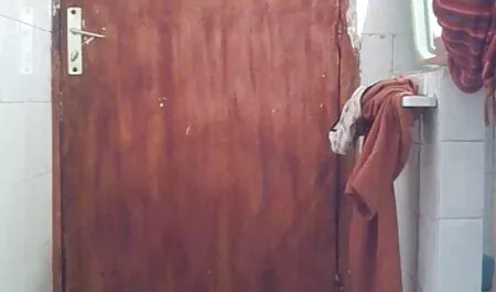 Teen asiatique teen suce sa femme menage porno Bite dans la salle de Bains