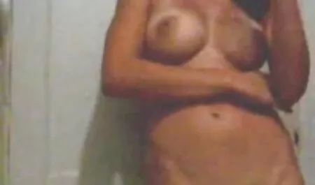 Sexy guy baisée Brunette aux gros seins et se déverse la chatte avec du porno femme animal sperme