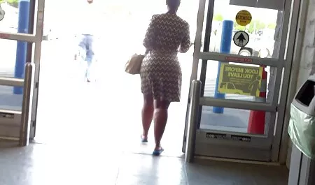 La maîtresse portait un gros video lesbienne porn gode ceinture sur sa jambe et baise une blonde anal