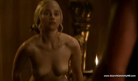 Salope porno femme douce nourrit le gars avec ses seins.
