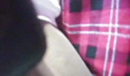 Mâle avec une énorme bite soufflé brunette aux gros seins dans femme infidele porno le cul et la bouche