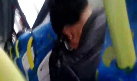 Jeune salope Lera la baise dans son lit. Le mec a commencé à lui lécher la chatte, puis a mis la salope sur sa bite et a baisé porno femme fils dur.