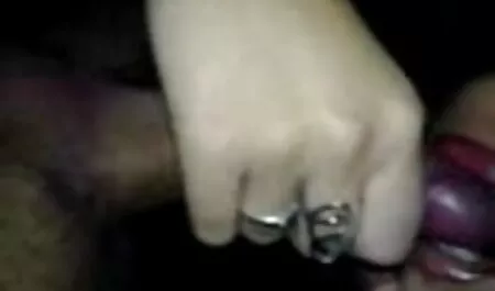 Une blonde mature qui se nourrit d'une faiblesse malsaine pour la Masturbation avec des jouets porno belles filles invite un jeune poulain à voir cette sale affaire qui a été correctement interprétée, ce qui a fait que la salope a été frappée par sa grosse bite
