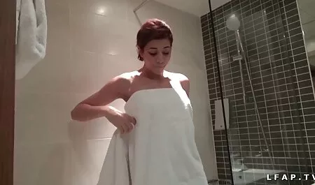 Horny Cutie porno grosse chatte africaine avec de beaux seins se fait baiser dans la salle de bain
