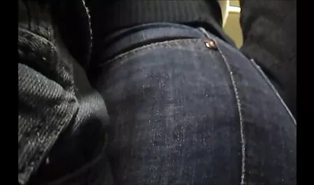 Cette blonde avec une ceinture à la ceinture, une salope terrible parce qu'elle transforme son esclave en une brune qui le suce, puis, en mettant une ceinture dans sa jeune blonde porn bouche, saute sur lui.