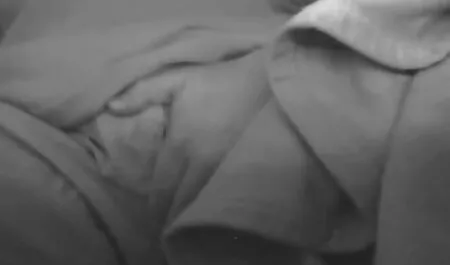 Blonde Sexy porno femme solo baise mec dans son lit