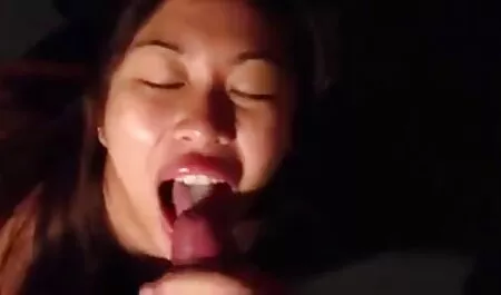 Belle Blonde est à Genoux bonne meuf xxx et suce la Bite.