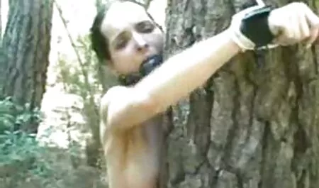 Une jeune Salope baise avec un Concombre dans la Forêt. porno avec sa mere