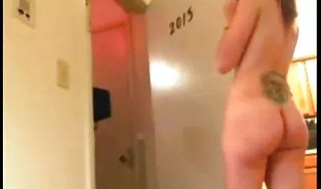 Le mâle S'amuse beaucoup porno des fille avec la blonde, elle lui donne une chatte, suce la bite et change D'attitude. Poussin aime poser 69 et déchirer sur le sol dur