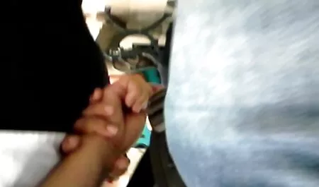 Une jeune fille sexy de 18 ans porno mbilia belle joue dans la piscine et baise avec son amant.