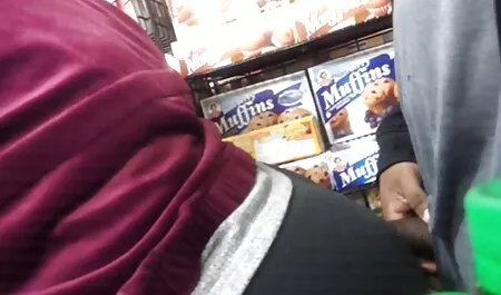 Le Gars se masturbe avec son énorme Bite porno fille seule et baise le Sperme