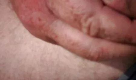Un mec chauve baise une fille pendant femme dominatrice xxx qu'elle frotte son clitoris