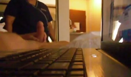 Jeune brune prend une fellation profonde femme cochonne porno