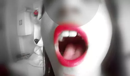 La salope est de son côté dans la voiture porno des femmes enceinte et baise avec un gode.